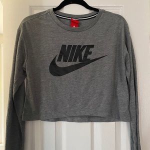 Cropped Nike shirt